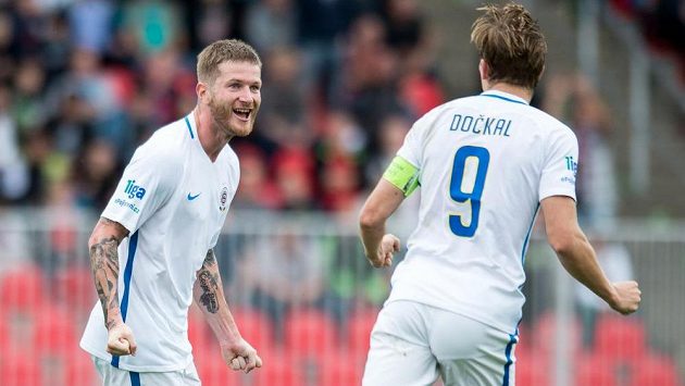 Ondřej Mazuch ze Sparty (vlevo) oslavuje s Bořkem Dočkalem svůj gól proti Brnu. Ondřej Mazuch ze Sparty (vlevo) oslavuje s Bořkem Dočkalem svůj gól proti Brnu.