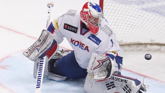 Brankář korejského týmu Matt Dalton při utkání s Kanadou. Brankář korejského týmu Matt Dalton při utkání s Kanadou.