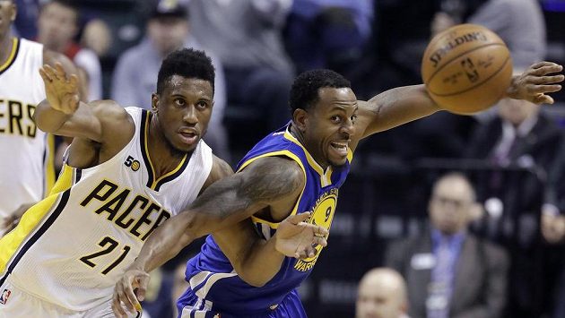 Basketbalista Indiany Pacers Thaddeus Young (21) a Andre Iguodala z Golden State Warriors. Basketbalista Indiany Pacers Thaddeus Young (21) a Andre Iguodala z Golden State Warriors.