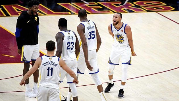 Basketbalisté Golden State v čele s rozehrávačem Stephem Currym (vpravo) oslavují bezprostředně po třetím vítězství ve finále NBA proti Clevelandu. Basketbalisté Golden State v čele s rozehrávačem Stephem Currym (vpravo) oslavují bezprostředně po třetím vítězství ve finále NBA proti Clevelandu.