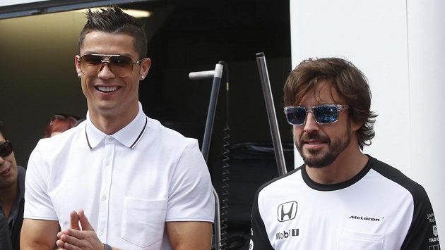 Fernando Alonso (vpravo) je nejlépe placeným pilotem formule 1. Španěl má větší příjem i než jedna z největších fotbalových hvězd Cristiano Ronaldo. Fernando Alonso (vpravo) je nejlépe placeným pilotem formule 1. Španěl má větší příjem i než jedna z největších fotbalových hvězd Cristiano Ronaldo.
