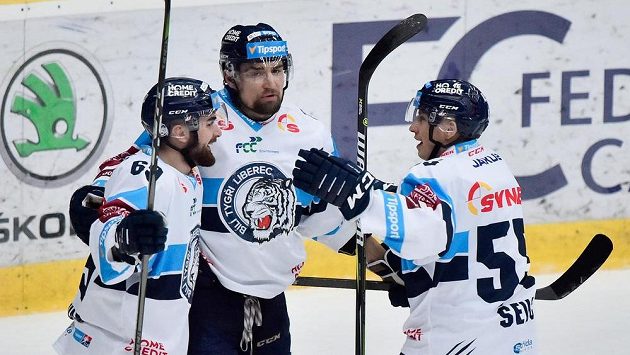 Liberečtí Marek Zachar (vlevo) a Martin Ševc (vpravo) se radují z druhého gólu, který vstřelil Lukáš Krenželok (uprostřed). Liberečtí Marek Zachar (vlevo) a Martin Ševc (vpravo) se radují z druhého gólu, který vstřelil Lukáš Krenželok (uprostřed).