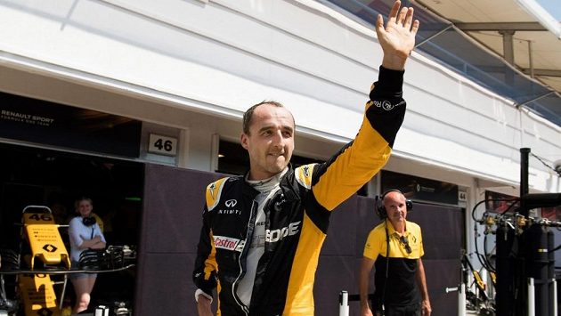 Robert Kubica zdraví fanoušky při testování v Maďarsku. Robert Kubica zdraví fanoušky při testování v Maďarsku.