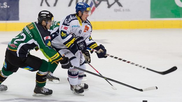 Petr Strapáč (Vítkovice, vpravo) a Stanislav Balán (Vary) v utkání 2. kola extraligy. Petr Strapáč (Vítkovice, vpravo) a Stanislav Balán (Vary) v utkání 2. kola extraligy.