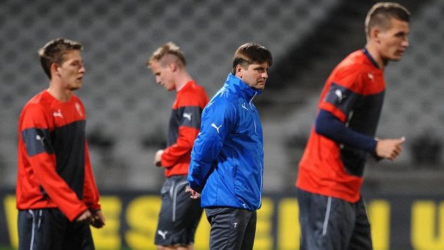 Trenér plzeňských fotbalistů Dušan Uhrin během předzápasového tréninku na stadiónu Stade de Garland před úvodním utkáním osmifinále Evropské ligy s Lyonem. Trenér plzeňských fotbalistů Dušan Uhrin během předzápasového tréninku na stadiónu Stade de Garland před úvodním utkáním osmifinále Evropské ligy s Lyonem.