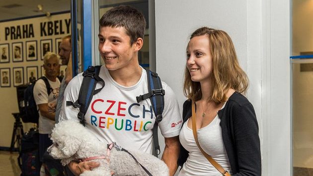 Vodní slalomář Jiří Prskavec s partnerkou a pejskem během odletu na olympiádu do Ria. Vodní slalomář Jiří Prskavec s partnerkou a pejskem během odletu na olympiádu do Ria.