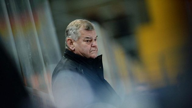 Český trenér Slováků Vladimír Vůjtek se musí obejít bez brankáře Jaroslava Haláka. Český trenér Slováků Vladimír Vůjtek se musí obejít bez brankáře Jaroslava Haláka.