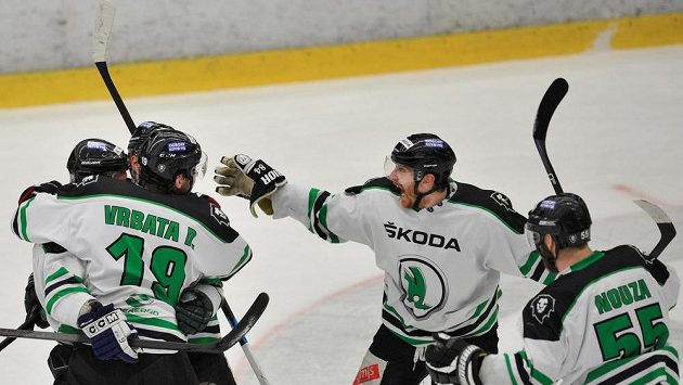 Hokejisté Mladé Boleslavi slaví gól v síti Kladna v úvodním kole baráže o extraligu. Hokejisté Mladé Boleslavi slaví gól v síti Kladna v úvodním kole baráže o extraligu.