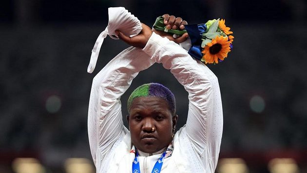 Americká atletka Raven Saundersová překřižuje ruce během medailového ceremoniálu. Americká atletka Raven Saundersová překřižuje ruce během medailového ceremoniálu.