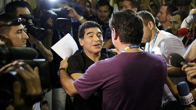 Diego Maradona v Rio de Janeiru před vysílacím centrem. Diego Maradona v Rio de Janeiru před vysílacím centrem.