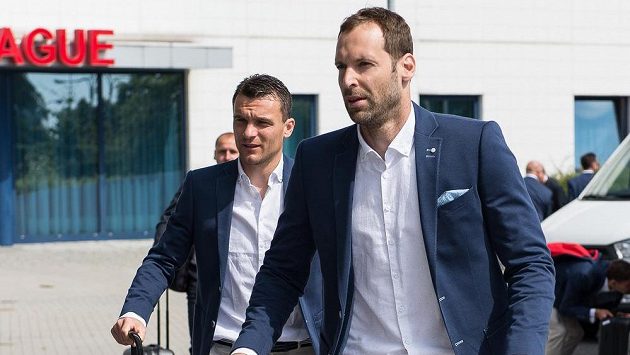 Brankář Petr Čech před odletem na EURO 2016 do Francie. Brankář Petr Čech před odletem na EURO 2016 do Francie.