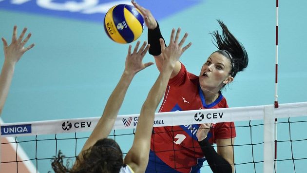 Andrea Kossányiová při útoku. Andrea Kossányiová při útoku.