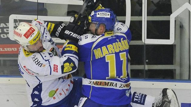 Kapitán Brna Leoš Čermák v souboji s Jiřím Marušákem ze Zlína. Kapitán Brna Leoš Čermák v souboji s Jiřím Marušákem ze Zlína.