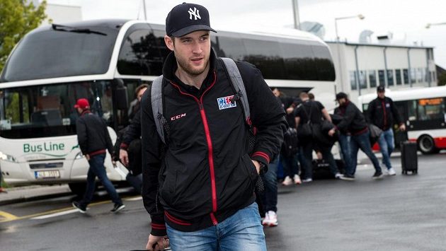 Brankář Pavel Francouz před letištní budovou. Brankář Pavel Francouz před letištní budovou.