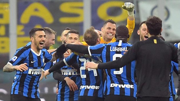 Fotbalisté Interu Milán se radují z vítězství nad městským rivalem AC. Fotbalisté Interu Milán se radují z vítězství nad městským rivalem AC.