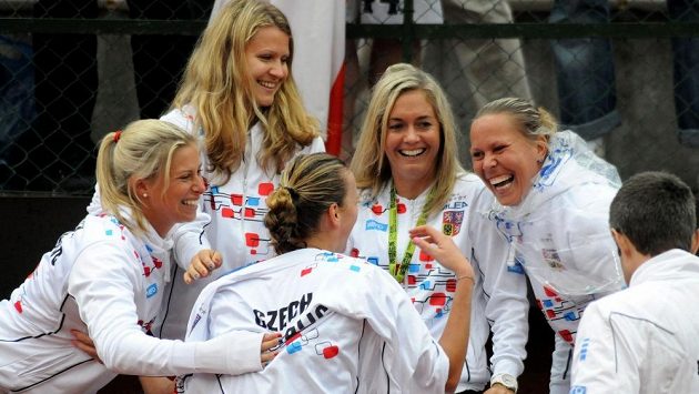 Česká tenistka Petra Kvitová se raduje se spoluhráčkami z fedcupového týmu ze zisku prvního budou proti Itálii po výhře nad Sarou Erraniovou. Česká tenistka Petra Kvitová se raduje se spoluhráčkami z fedcupového týmu ze zisku prvního budou proti Itálii po výhře nad Sarou Erraniovou.