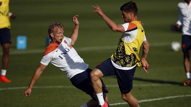 Kuyt (vlevo) v souboji s Huntelaarem na tréninku nizozemského národního týmu. Kuyt (vlevo) v souboji s Huntelaarem na tréninku nizozemského národního týmu.