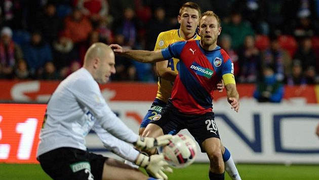 Zleva brankář Teplic Martin Dlouhý, jeho spoluhráč Jan Krob a plzeňský střelec Daniel Kolář. Zleva brankář Teplic Martin Dlouhý, jeho spoluhráč Jan Krob a plzeňský střelec Daniel Kolář.