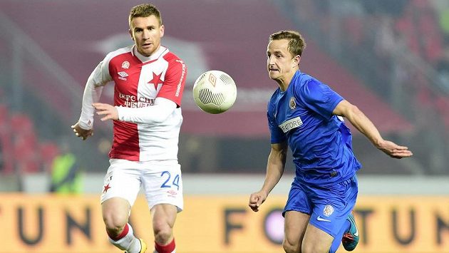 Útočník Slavie Muris Mešanovič (vlevo) a záložník Zbrojovky Alois Hyčka. Útočník Slavie Muris Mešanovič (vlevo) a záložník Zbrojovky Alois Hyčka.