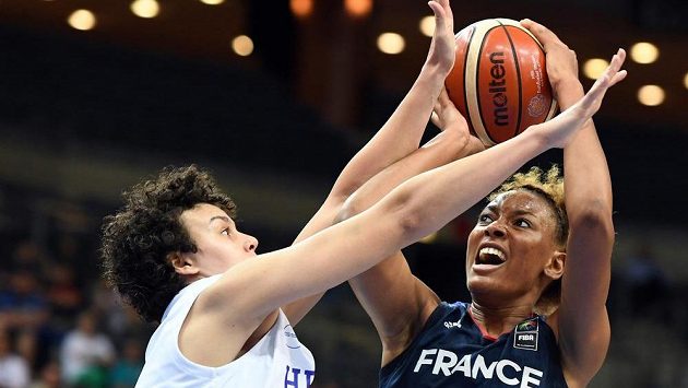Zleva Artemis Spanouová z Řecka a Diandra Tchatchouangová z Francie v semifinále MS basketbalistek. Zleva Artemis Spanouová z Řecka a Diandra Tchatchouangová z Francie v semifinále MS basketbalistek.