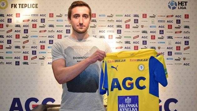Jiří Shejbal pózuje s dresem. Jiří Shejbal pózuje s dresem.