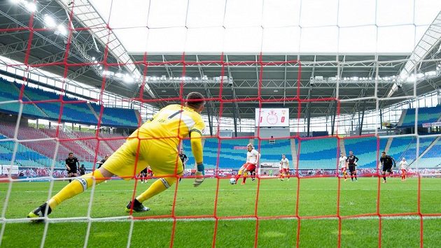 Emil Forsberg střílí z penalty druhý gól Lipska v bundesligovém utkání se Stuttgartem. Emil Forsberg střílí z penalty druhý gól Lipska v bundesligovém utkání se Stuttgartem.