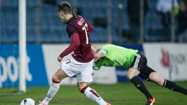 Neproměněná střela Václava Kadlece ze Sparty Praha během utkání ve Zlíně. Neproměněná střela Václava Kadlece ze Sparty Praha během utkání ve Zlíně.