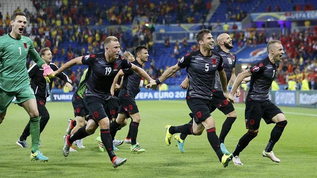 Albánští fotbalisté slaví historickou výhru na ME. Albánští fotbalisté slaví historickou výhru na ME.