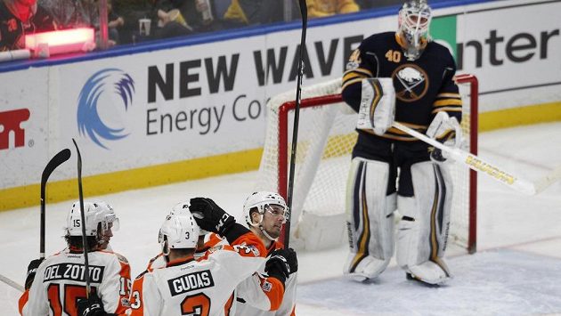Hokejisté Philadelphie včetně Radko Gudase se radují ze vstřeleného gólu do sítě Buffala. Hokejisté Philadelphie včetně Radko Gudase se radují ze vstřeleného gólu do sítě Buffala.
