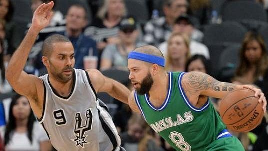 Deron Williams (vpravo) z Dallasu zkouší projít přes Tonyho Parkera ze San Antonia. Deron Williams (vpravo) z Dallasu zkouší projít přes Tonyho Parkera ze San Antonia.
