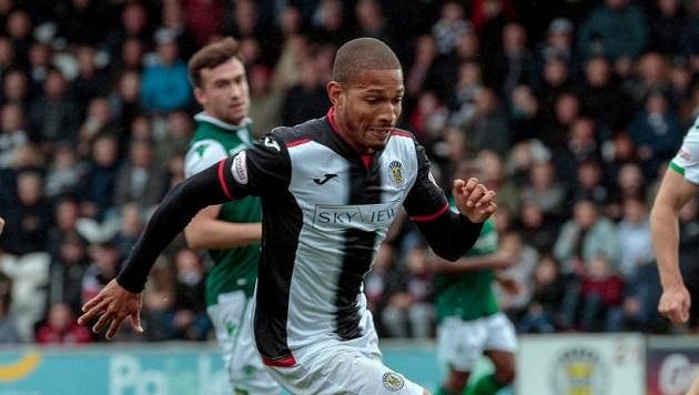 Útočník týmu St. Mirren Simeon Jackson. Útočník týmu St. Mirren Simeon Jackson.