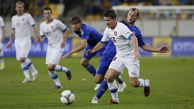 Václav Pilař (v bílém) se snaží udržet míč před dotírajícím soupeřem z Ukrajiny. Za pár minut skončil na nostíkách. Václav Pilař (v bílém) se snaží udržet míč před dotírajícím soupeřem z Ukrajiny. Za pár minut skončil na nostíkách.
