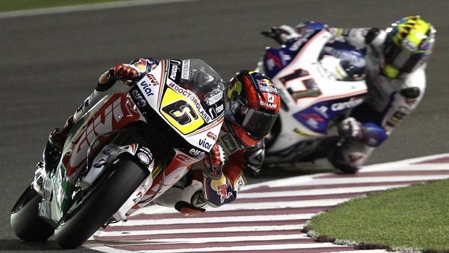Motocyklisté Stefan Bradl (vlevo) a Karel Abraham na okruhu v Dauhá Motocyklisté Stefan Bradl (vlevo) a Karel Abraham na okruhu v Dauhá