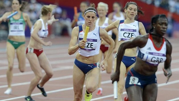 Zuzana Hejnová (třetí zprava) vybíhá do závěrečného úseku štafety na 4x400 metrů. České kvarteto si v rozběhu zajistilo místo v olympijském finále. Zuzana Hejnová (třetí zprava) vybíhá do závěrečného úseku štafety na 4x400 metrů. České kvarteto si v rozběhu zajistilo místo v olympijském finále.