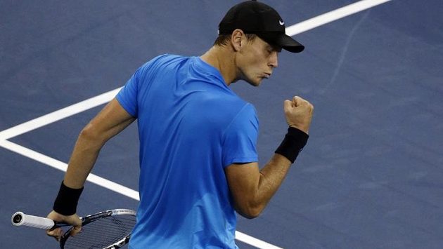 Český tenista Tomáš Berdych při vítězném utkání ve čtvrtfinále US Open proti Rogeru Federerovi. Český tenista Tomáš Berdych při vítězném utkání ve čtvrtfinále US Open proti Rogeru Federerovi.
