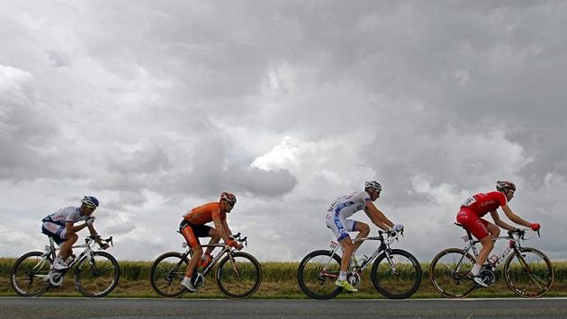 Jan Ghyselinck z Cofidisu v čele skupinky jezdců během letošní Tour de France. Jan Ghyselinck z Cofidisu v čele skupinky jezdců během letošní Tour de France.