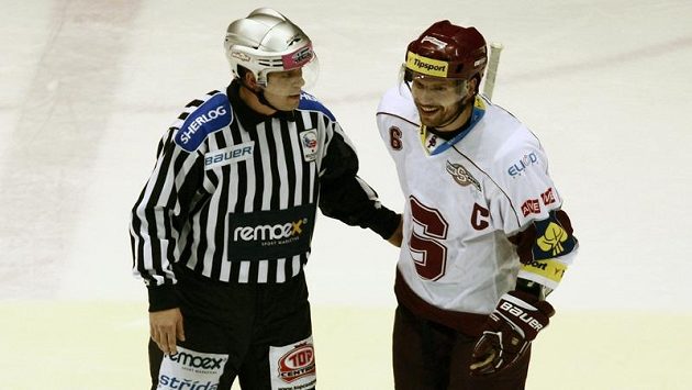 Sparťanský kapitán Michal Broš v diskuzi s rozhodčím. Sparťanský kapitán Michal Broš v diskuzi s rozhodčím.