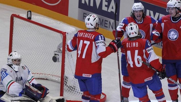 Hokejisté Norska se radují z branky proti Itálii. Hokejisté Norska se radují z branky proti Itálii.