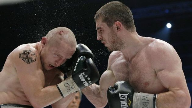 Český profesionální boxer Lukáš Konečný (vlevo) duel se Zaurbekem Bajsangurovem z Ruska prohrál. Český profesionální boxer Lukáš Konečný (vlevo) duel se Zaurbekem Bajsangurovem z Ruska prohrál.