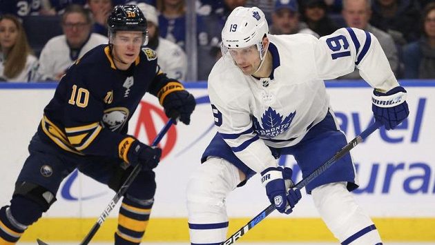 Útočník Toronta Jason Spezza (vpravo) v utkání NHL proti Buffalu - ilustrační foto. Útočník Toronta Jason Spezza (vpravo) v utkání NHL proti Buffalu - ilustrační foto.