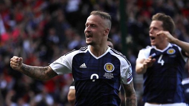 Leigh Griffiths se raduje z druhého gólu do sítě Anglie. Leigh Griffiths se raduje z druhého gólu do sítě Anglie.