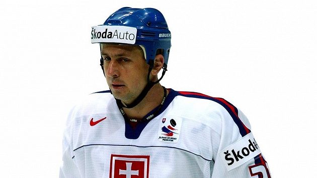 Zdeno Cíger na archivním snímku z roku 2003. Zdeno Cíger na archivním snímku z roku 2003.