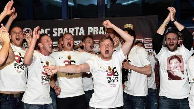 Fotbalisté Sparty Praha (zleva): Roman Bednář, Matěj Hybš, Pavel Kadeřábek, Jakub Brabec a Ladislav Krejčí oslavují zisk mistrovského titulu. Fotbalisté Sparty Praha (zleva): Roman Bednář, Matěj Hybš, Pavel Kadeřábek, Jakub Brabec a Ladislav Krejčí oslavují zisk mistrovského titulu.