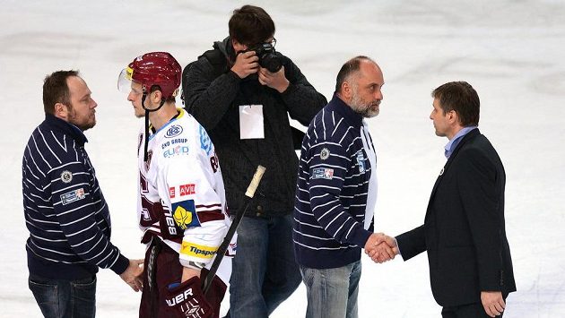 Trenér Brna Vladimír Kýhos (druhý zprava) a trenér Sparty Josef Jandač po utkání semifinále Česká pojišťovna play off Tipsport extraligy mezi HC Sparta Praha a HC Kometa Brno, hrané 14. dubna 2014 v holešovické Tipsport Areně. Trenér Brna Vladimír Kýhos (druhý zprava) a trenér Sparty Josef Jandač po utkání semifinále Česká pojišťovna play off Tipsport extraligy mezi HC Sparta Praha a HC Kometa Brno, hrané 14. dubna 2014 v holešovické Tipsport Areně.