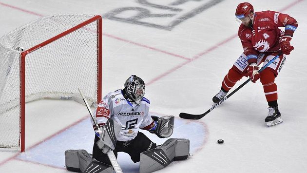 Zleva brankář Karlových Varů Filip Novotný a Martin Růžička z Třince. Zleva brankář Karlových Varů Filip Novotný a Martin Růžička z Třince.