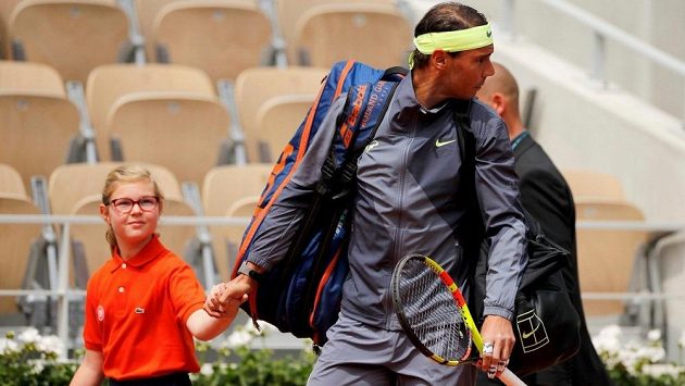 Rafael Nadal se dívá, o co se to bouchl. Rafael Nadal se dívá, o co se to bouchl.