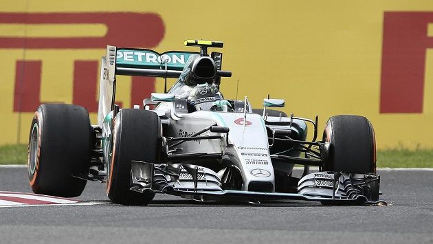Pilot stáje Mercedes Nico Rosberg z Německa na trati v Suzuce. Pilot stáje Mercedes Nico Rosberg z Německa na trati v Suzuce.