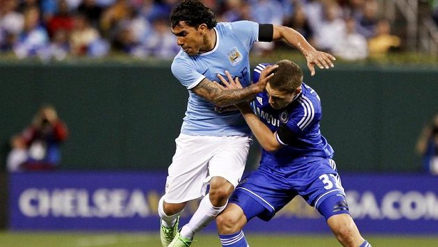 Carlos Tévez (vlevo) z Manchesteru City bojuje o míč s Andreasem Christensenem z Chelsea. Carlos Tévez (vlevo) z Manchesteru City bojuje o míč s Andreasem Christensenem z Chelsea.