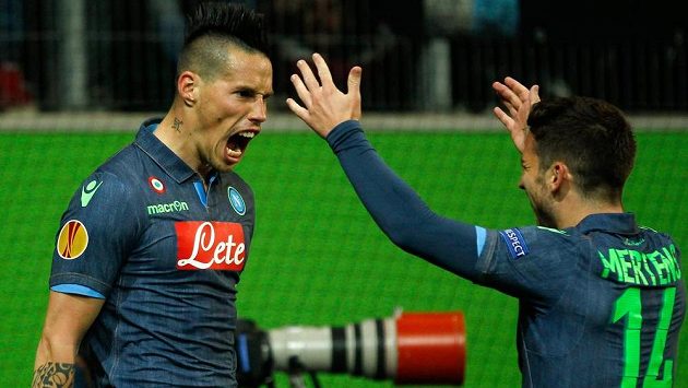 Marek Hamšík a jeho neapolský spoluhráč Dries Mertens (vpravo) se radují z gólu slovenského záložníka na hřišti Wolfsburgu. Marek Hamšík a jeho neapolský spoluhráč Dries Mertens (vpravo) se radují z gólu slovenského záložníka na hřišti Wolfsburgu.