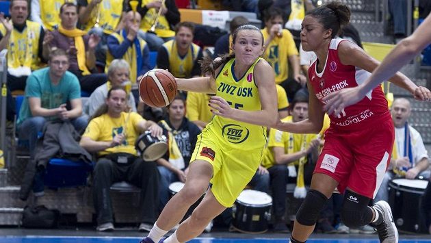 Basketbalistka Anete Steinbergaová (vlevo) a Ziomara Morrisonová z týmu Wisla Krakov v zápase 2. kola Evropské ligy. Basketbalistka Anete Steinbergaová (vlevo) a Ziomara Morrisonová z týmu Wisla Krakov v zápase 2. kola Evropské ligy.